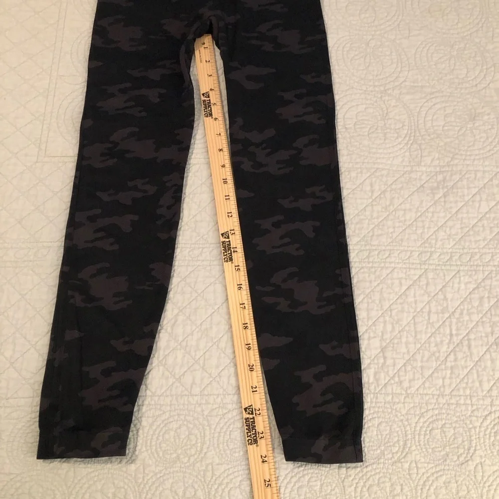 Spanx Look At Me Now black camo seamless leggings. Women’s size XL.